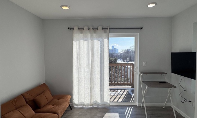 North Philadelphia West Apartamento | Top Balcony at Brewerytown, Philadelphia 1BR/1Bath HVAC,WIF, HDTV W/D IN UNIT
