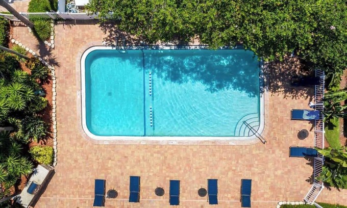 Anona Apartamento | Top Balcony, Pool, 5 min to Beach @Sunnyside Palms