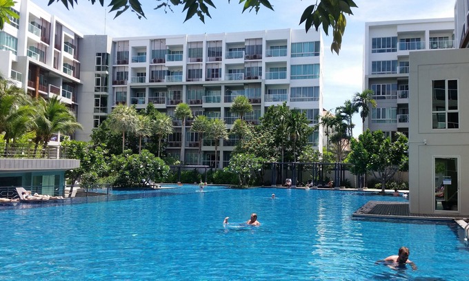 Khao Takiab Apartamento | Apartamento en planta alta con 2 dormitorios y 2 baños con vista al mar y una enorme piscina en Seacraze