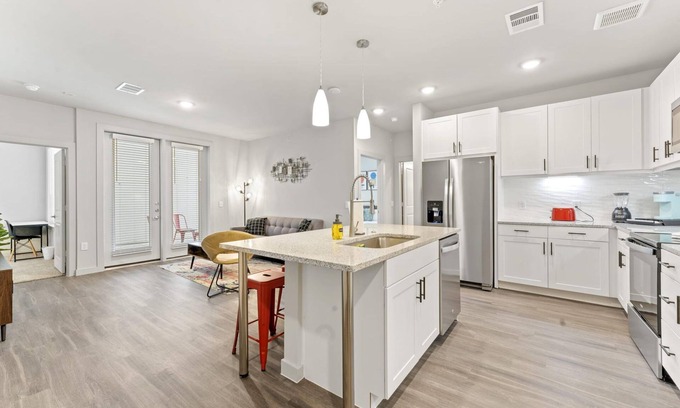 Windsor Park Apartamento | Top Floor 2BR King Beds Suite 8 Min to Downtown
