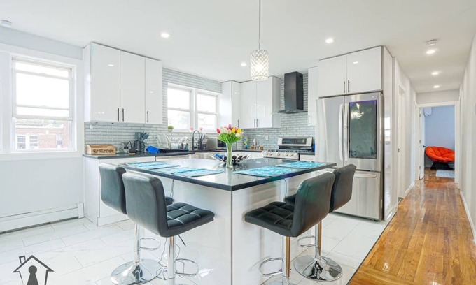 East Flatbush Casa | Top floor 3bdrm 1.5 bathroom apartment w/Balcony