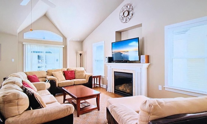 Wildwood Casa | Piso superior 4 dormitorios 2 baños condominio 1. 5 cuadras de la playa y el paseo marítimo