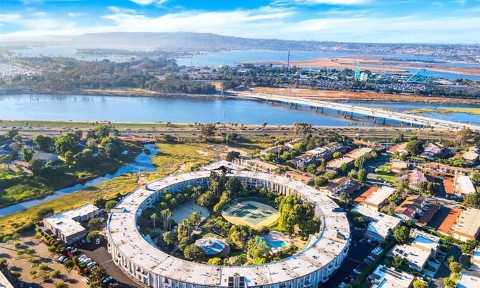 Point Loma Heights Condominio | Top Floor | Balcony | W/D | Sea World | Amenities