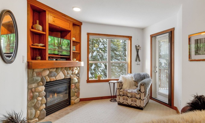 Silver Star Mountain Condominio | Muy raro de un dormitorio Creekside Slopeside Condo - Sleeps 4 - Pet Friendly