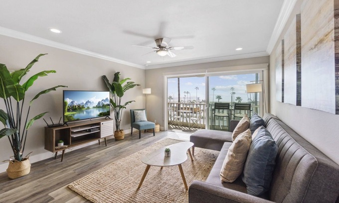 Newport Beach Condominio | Top floor condo overlooking the ocean