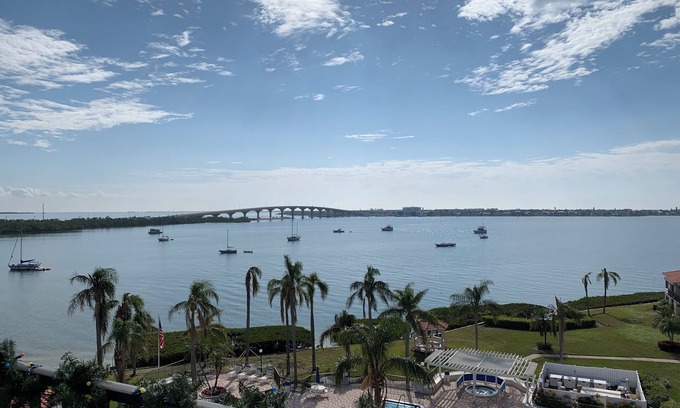 Isla del Sol Condominio | Top Floor Condo with beautiful bay views!