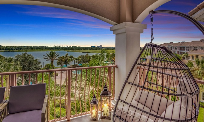 Florida Central Atlantic Coast Condominio | Top floor condo w/view of lake, pool and fireworks! - Next to conv. center