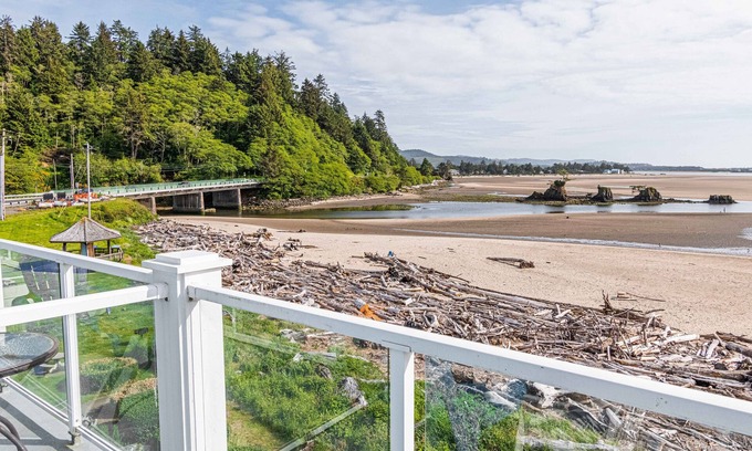 Lincoln City Condominio | Top floor condo with bay and ocean views in historic Taft, Lincoln City!