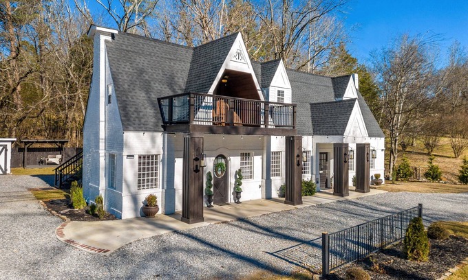Wildwood Cabaña | Top Floor Enchanting Cottage | Historical Charm | Chattanooga-NW Georgia | Lookout Mountain | Hiking