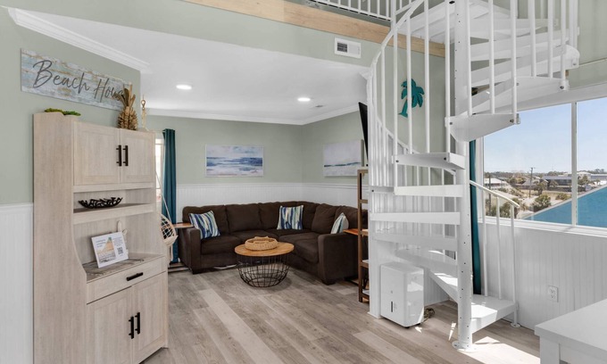 Holiday Beach Condominio | Top-floor getaway w/ balcony, designated parking, and complimentary activities!