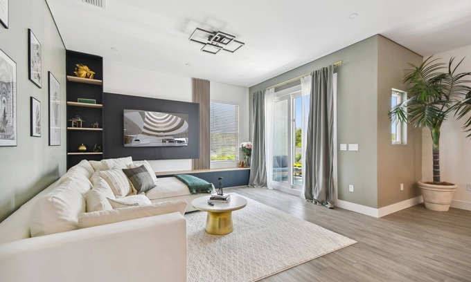 Crescent Lake Apartamento | Top Floor Luxury - Views - 5 min to Downtown