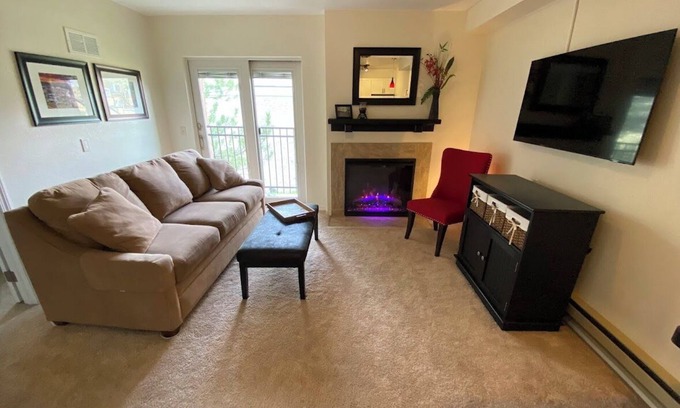North Park City Condominio | Piso superior, condominio de vista Mtn, alegre y con buen gusto remodelado