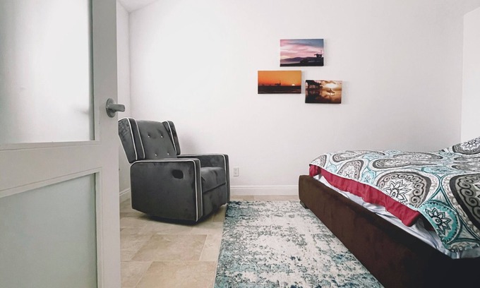 Huntington Beach Condominio | Top floor Ocean front condo, gated with the private underground garage and pool.