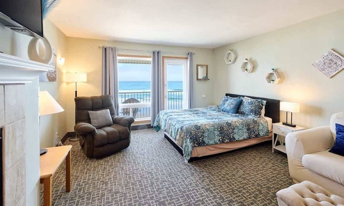 Lincoln City Condominio | Top Floor Ocean View Suite - Sleeps Six - Pool & Hot Tub Access!