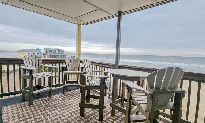Rodanthe Condominio | Top-floor, oceanfront condo with stunning balcony views, pool, deck, central AC