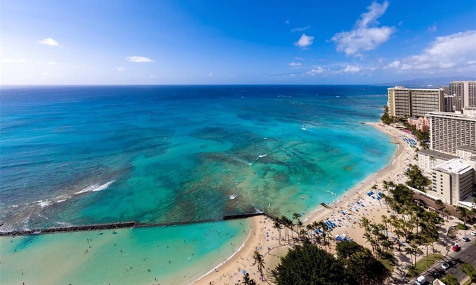 Honolulu Apartamento | Top Floor Penthouse @ Waikiki Beach Tower - Direct Oceanfront Condo in Waikiki