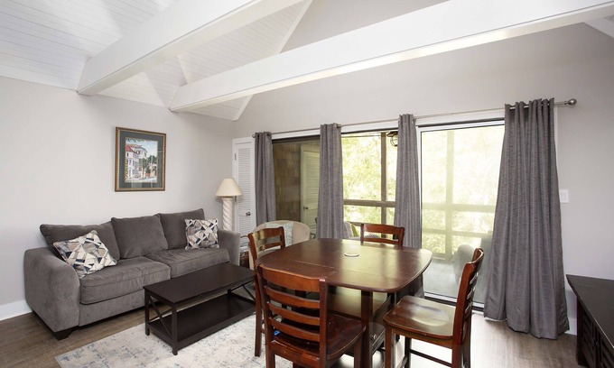 West Beach Village Villa | Villa Seascape recientemente renovada, Steps to Beach, Small Dog Welcome
