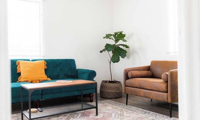 Logan Heights Apartamento | Top Floor Suite|Full Kitchen|Huge Fenced Backyard