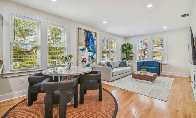 Crescent Lake Apartamento | Top Floor - Sun Filled Home - Jacuzzi - Pets Ok