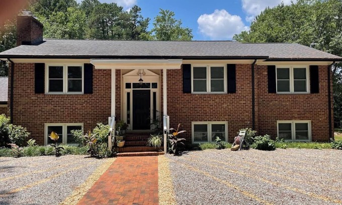 Fuquay-Varina Casa | Top-level of a modern split-level home.