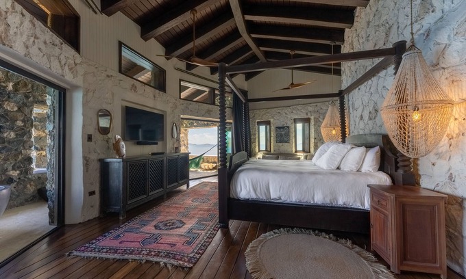 East End Apartamento | Top‑Level Sunrise Oceanview Suite, Private Balcony