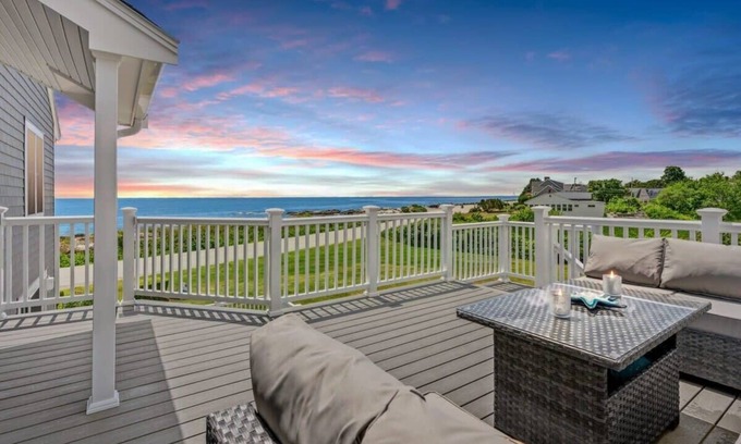 Rye Apartamento | Top Level Unit | Ocean Views | "The Sunrise Deck"