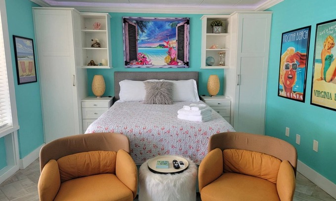 Northeast Virginia Beach Apartamento | Top location modern beach studio! Walk to the beach, shops, restaurants, w/Pool