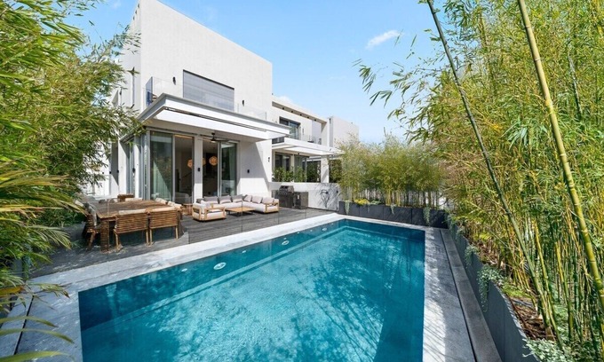 Herzliya Pituach Villa | Villa Hanna Meron-Villa-Baño privado con ducha-Villa-Vista a la Piscina