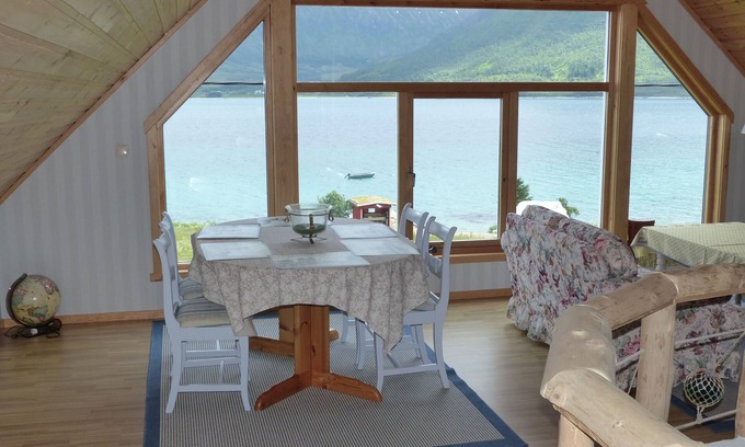 Kvaefjord Municipality Casa | Techo de una casa de vacaciones moderno con todas las comodidades en un entorno idílico junto al mar