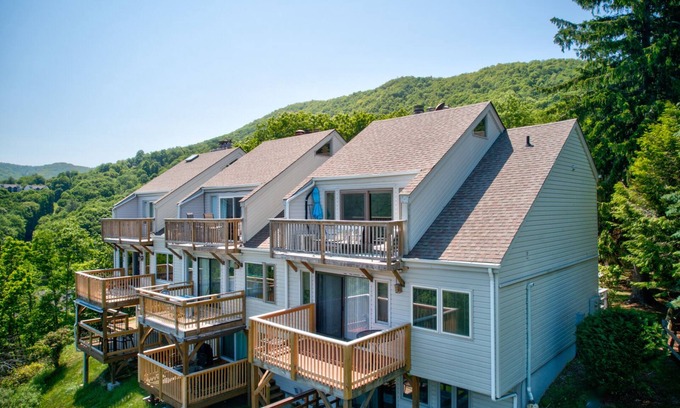 Seven Devils Condominio | Top Of Seven - Views! Amazing Grandfather Mtn views from this updated condo in Seven Devils!