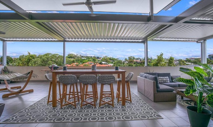 Taringa Apartamento | Top of Taringa Penthouse with Sweeping Views