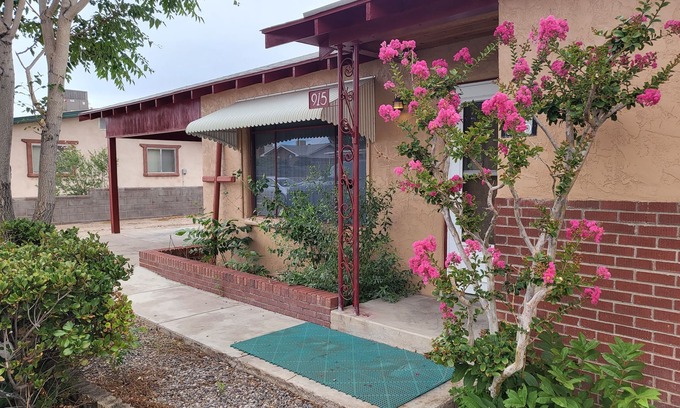 Truth or Consequences Casa | Top of the Hill Guest House - Cozy home near City Golf Course - Pet Friendly!