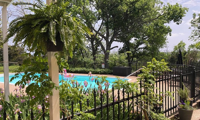 Weatherford Cabaña | Top of the Hill-Cozy 1 bed/1 bath cottage, less than one mile to downtown.