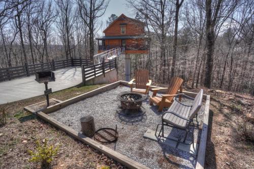 Cleveland Casa | Top of the Line Treehouse Near Helen, Georgia