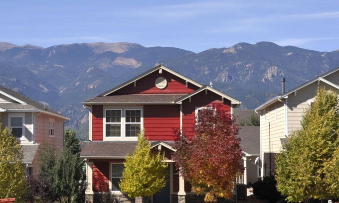 Southeast Colorado Springs Casa | ★ VENTA: Espacioso, apto para familias - 2 espacios de estar, sala de juegos, parque ★
