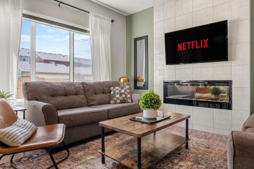 Northwest Calgary Casa | Top Rated Luxury House with Central AC, Double Garage Parking, 2 Kitchens, 5 Bedrooms & More!