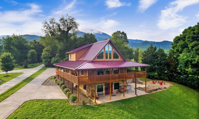 Gatlinburg - Pigeon Forge Cabina | Top-rated neighborhood + Mountain View! Outdoor + Indoor Pools