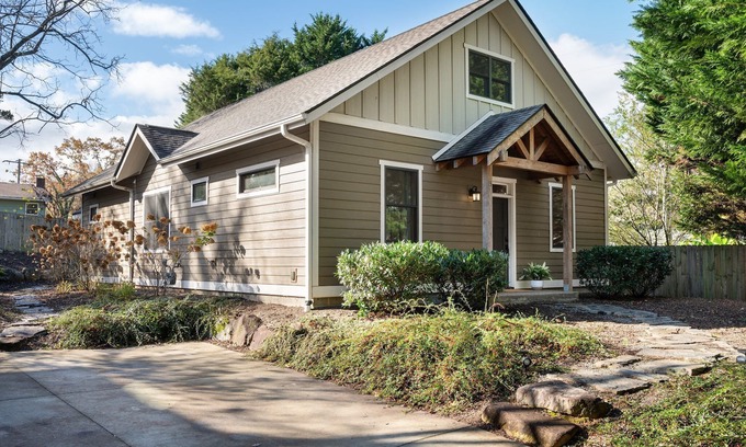 Oakley Casa | LIKE-NEW home en lindo vecindario a solo 4 millas del centro de Asheville