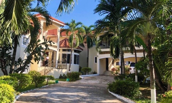 Runaway Bay Villa | TopVilla 7 bedrs w. staff & private beach+beach club water sport excursion incl!