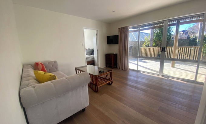 Torbay Casa | Torbay by the sea- self contained with parking, outdoor area and transport links