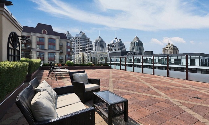 Bayview Village Condominio | Toronto Furnished Condo - Modern 1 Bed, 1 Bath Corner Suite. 6 month+ Stays