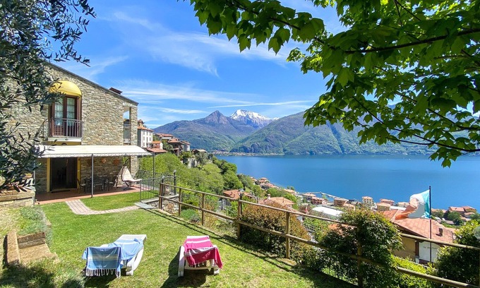 Santa Maria - Rezzonico Apartamento | Torre Garden Holiday Apartment with Lake View