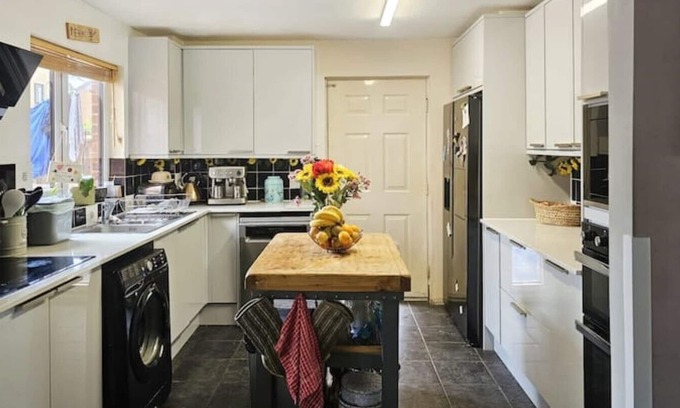 Bicester Casa | Tortoise Haven Bicester: Quiet home with garden
