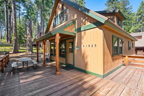Shaver Lake Casa | Toste Cabin- Spacious 3br Cabin In East Village!