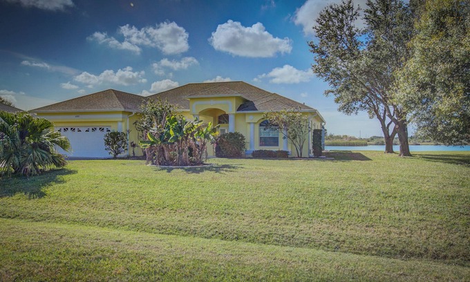 Englewood East Villa | Total Retreat-4 Bed Rooms, 3 bathrooms, Awesome Lake View, near Beaches/Shopping