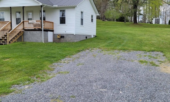 Victor Casa | Totally Remodeled 1930's House w/Firepit & Deck close to Outdoor Adventures.