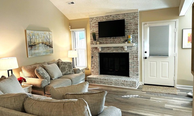 Greenville Casa | Totally Renovated Townhome-New to VRBO in 2023-Nurses & Monthly Renters Welcome