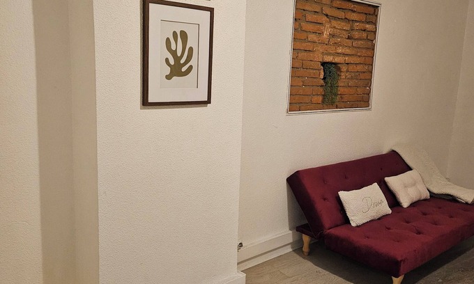 Toulouse City-Centre Apartamento | Toulousaine pink brick studio