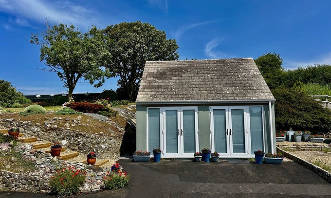 Pembroke Cabaña | TOWER COTTAGE, pet friendly, with a garden in Pembroke