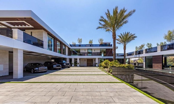 Gaven Apartamento | Towering gracefully above dazzling city lights